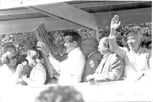 Esta foto, que também chega do amigo Luís Cláudio, é de uma visita feita pelo então governador Orestes Quércia a Franca. No palanque armado na avenida Presidente Vargas, aparecem, da esquerda para a direita, o colega Jovassi C. Dias entrevistando a então 